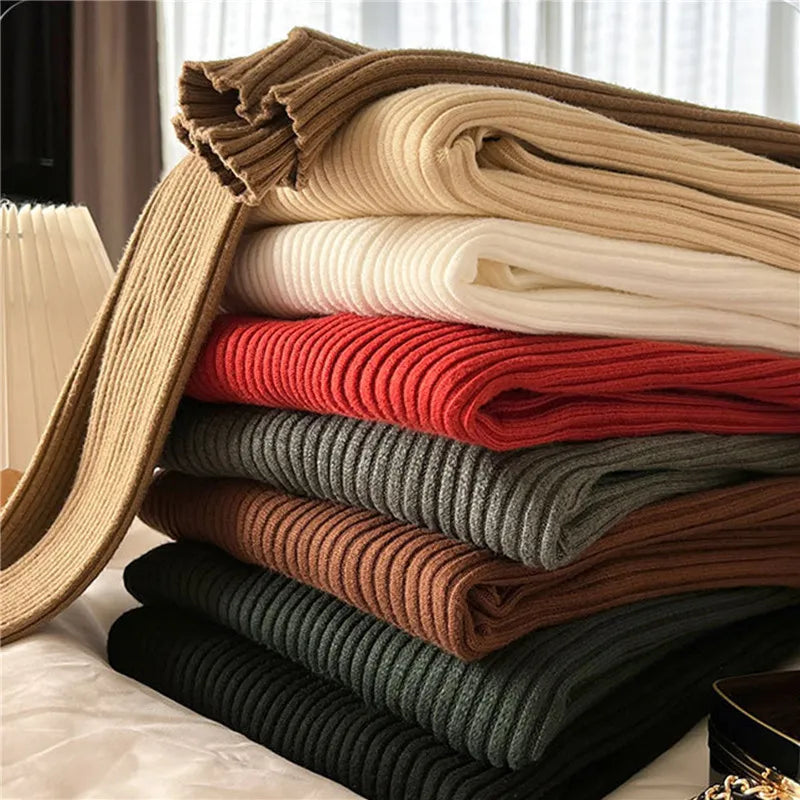 Pile de pulls à col roulé en différentes couleurs
