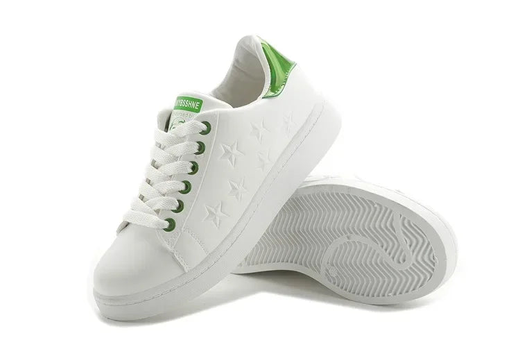 Chaussures plates dames de couleur verte et blanche