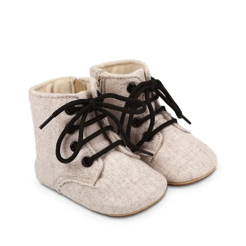 Chaussures bébé de couleur beige avec lacets noirs