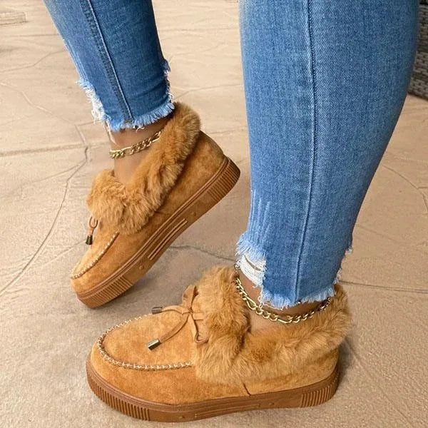 Femme portant des chaussures décontractées chaudes