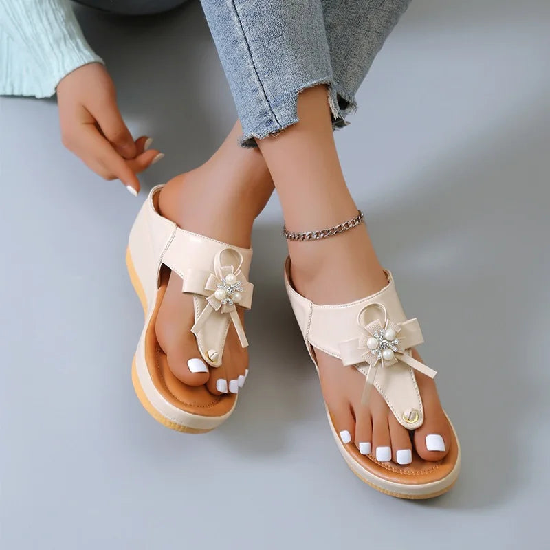 Tongs beiges modèle fleurs