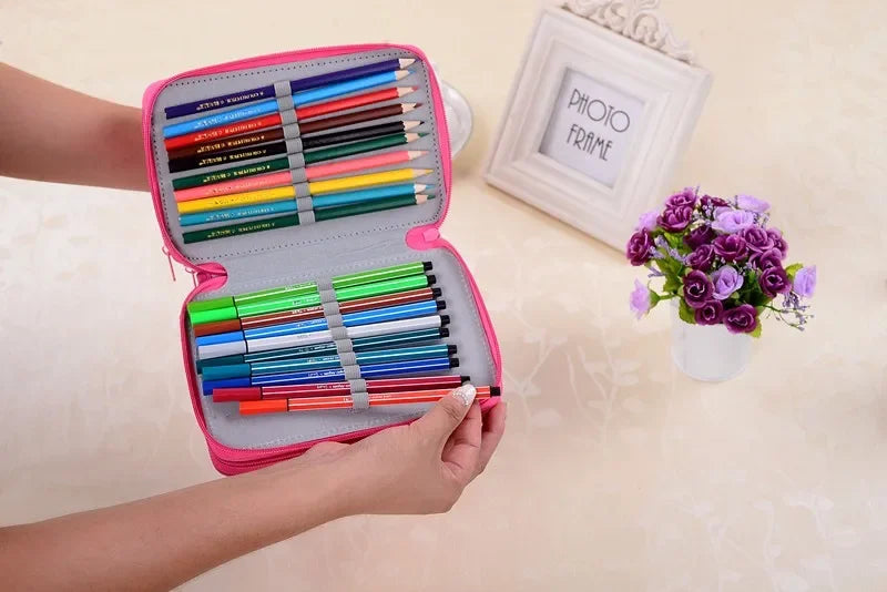 Personne tenant la trousse ouverte dans ses mains