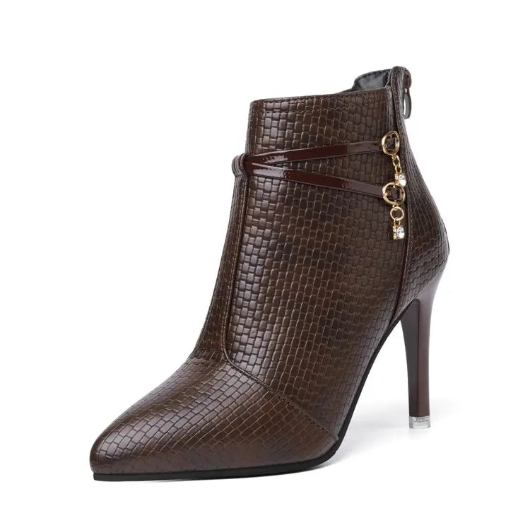 Zoom sur bottines marron design croco