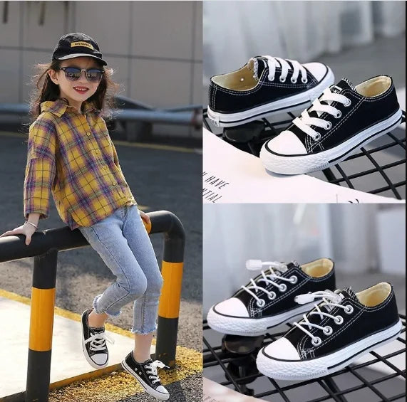 Fille portant les baskets noires