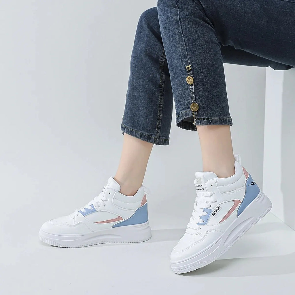 Femme portant les baskets montantes blanches