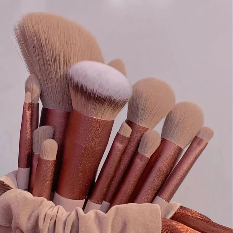 Ensemble de pinceaux de maquillage dans un sac doux