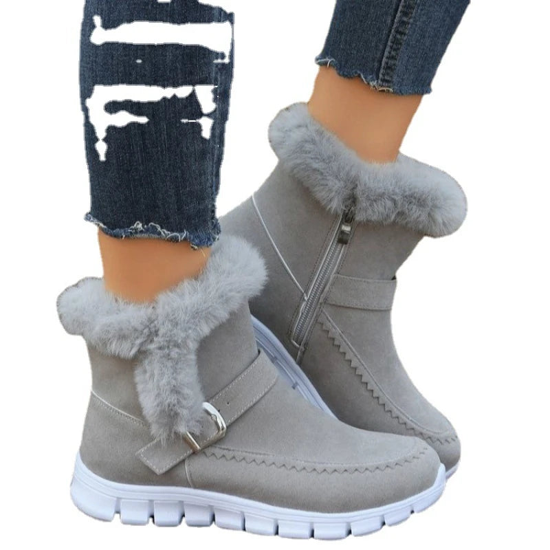 Femme portant des bottes chaudes hiver  grises