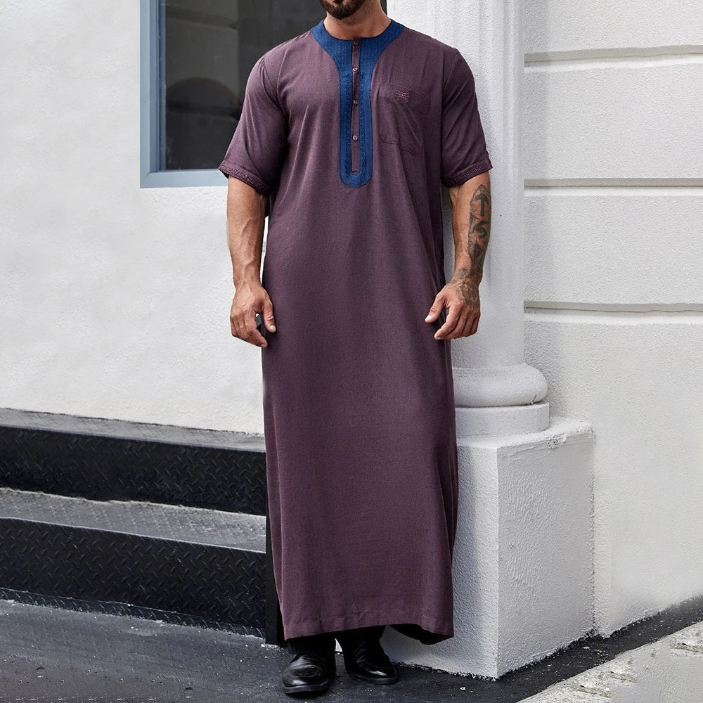 Homme portant l'Abaya pour hommes Rami