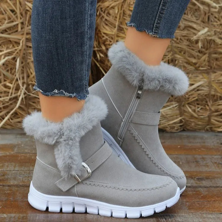 Femme en extérieur avec les bottes neige grises