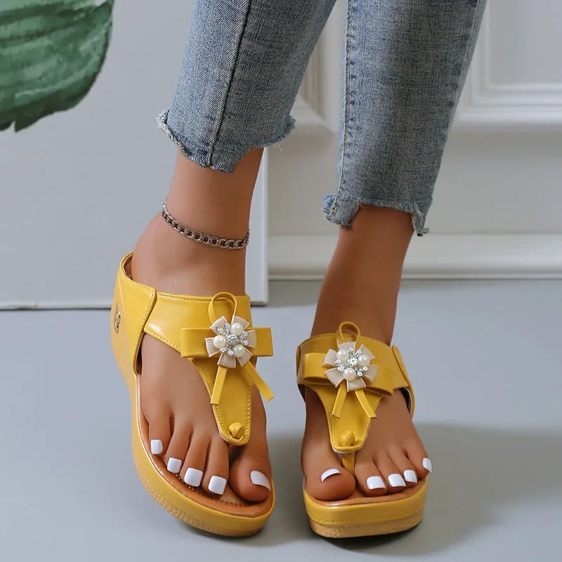 Tongs jaunes modèle fleurs