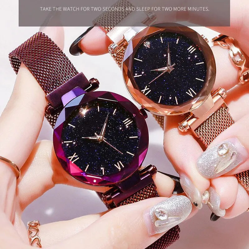 Femme tenant 2 montres éclat céleste entre ses mains
