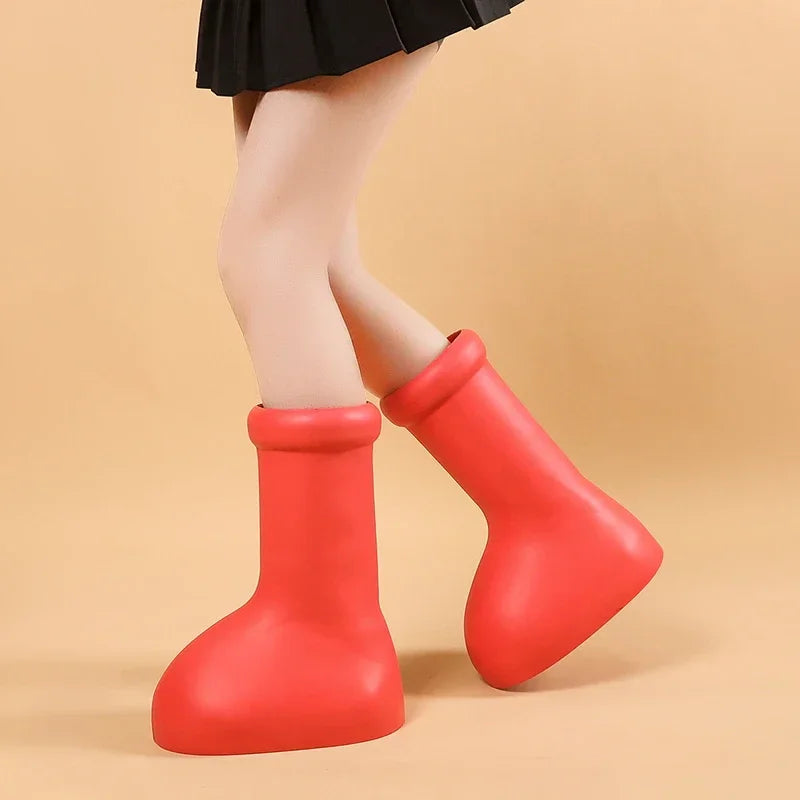 Femme portant des chaussures en bois rouges