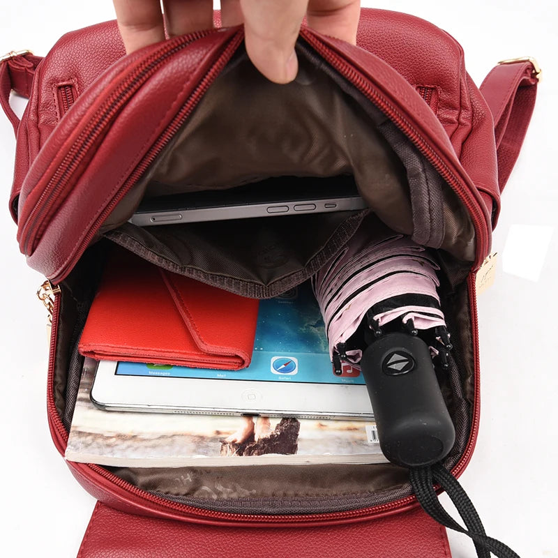 Femme ouvrant l'intérieur du sac à dos en cuir 
