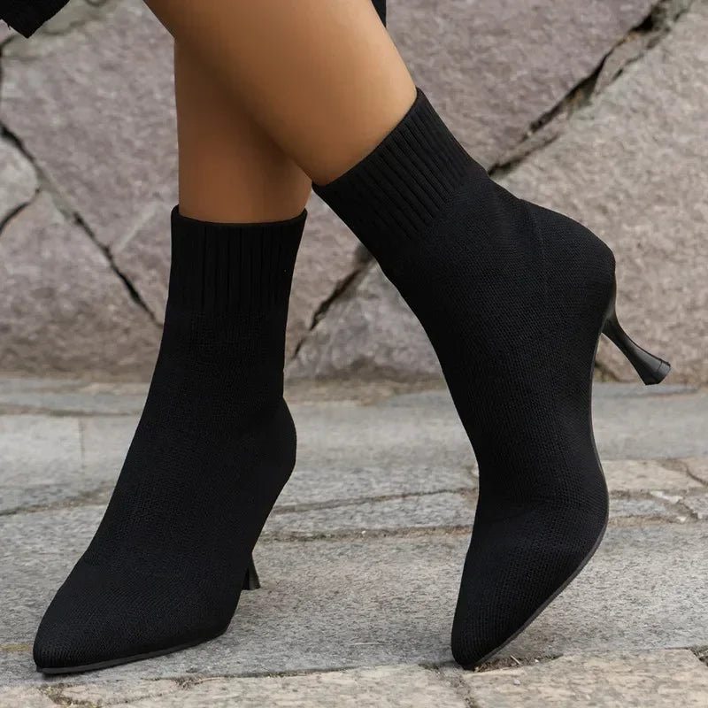 Femme portant les bottes chaussettes noires à talons aiguilles