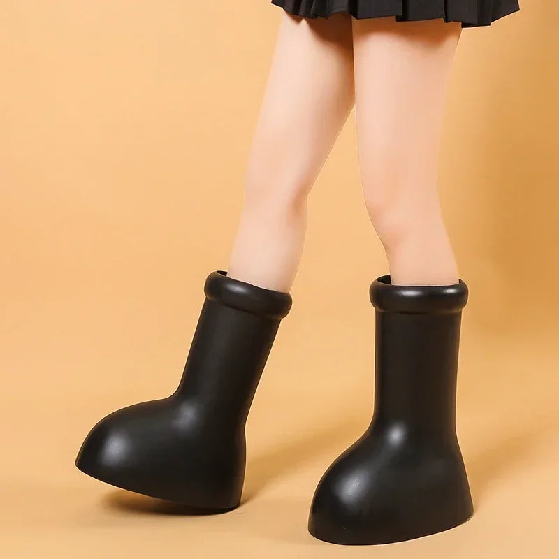 Femme portant des bottes de pluie noires