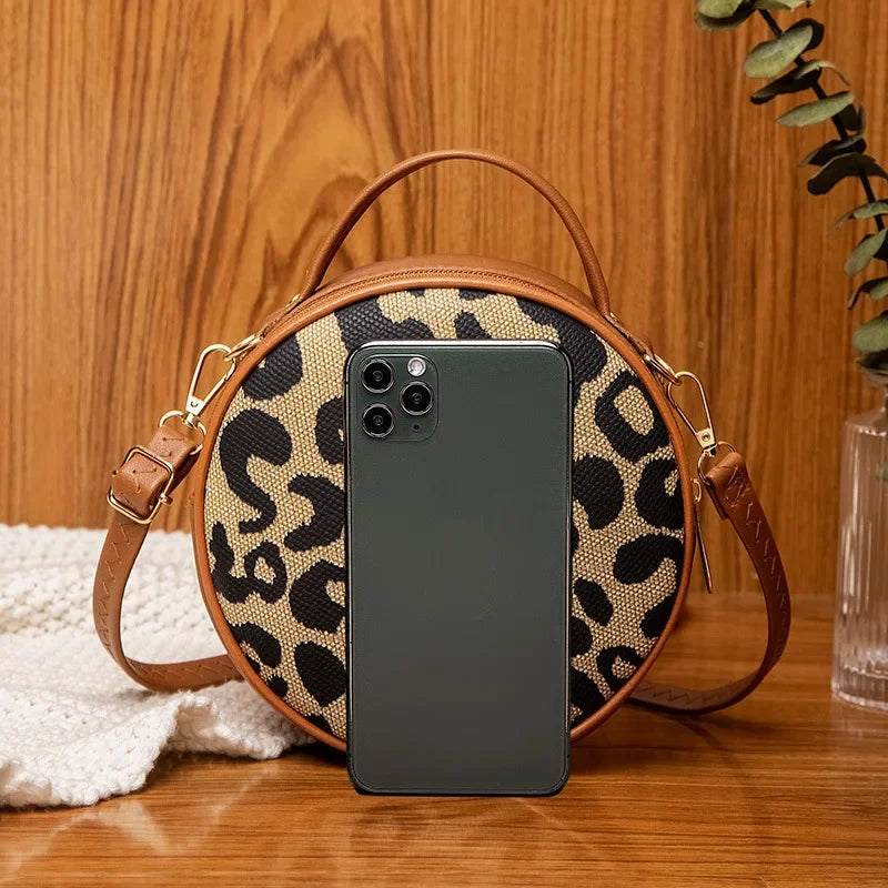 Sac rond imprimé léopard  de la taille d'un téléphone