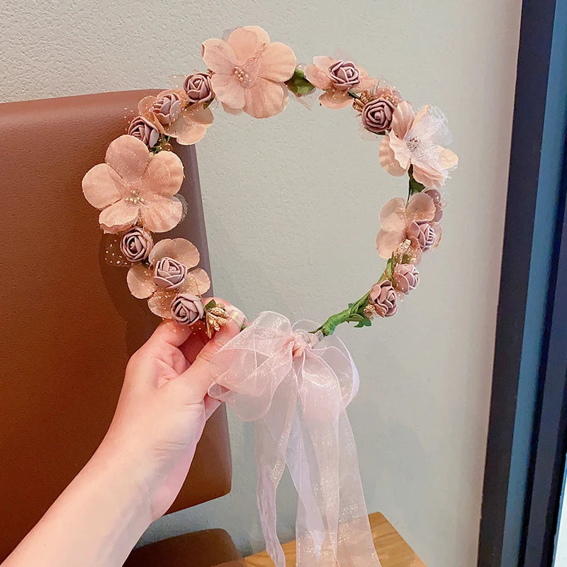 Couronne de perles et de fleurs rosée