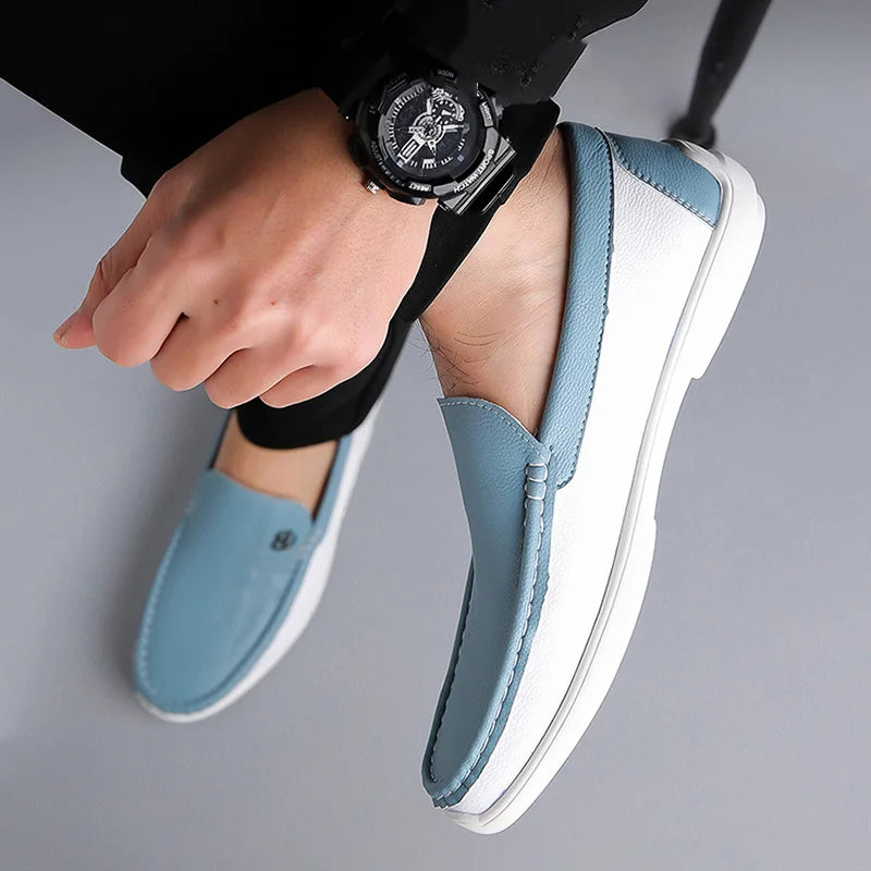 Homme assis avec les mocassins bleus à ses pieds