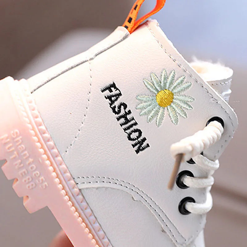 Profil de la Botte d'hiver pour enfants avec broderie de petites marguerites