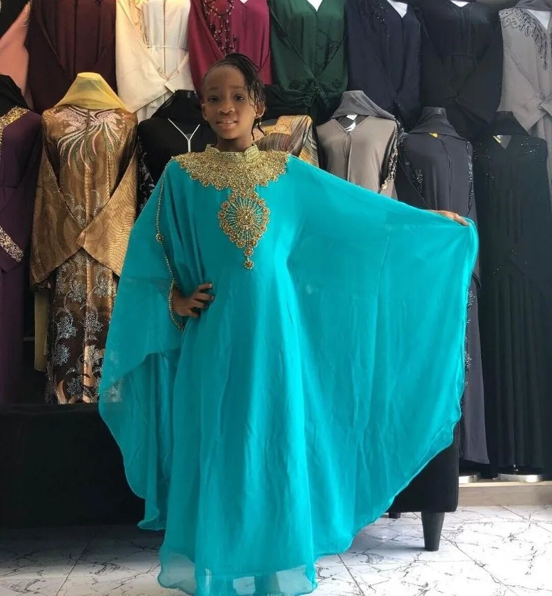 Enfant portant un caftan turquoise