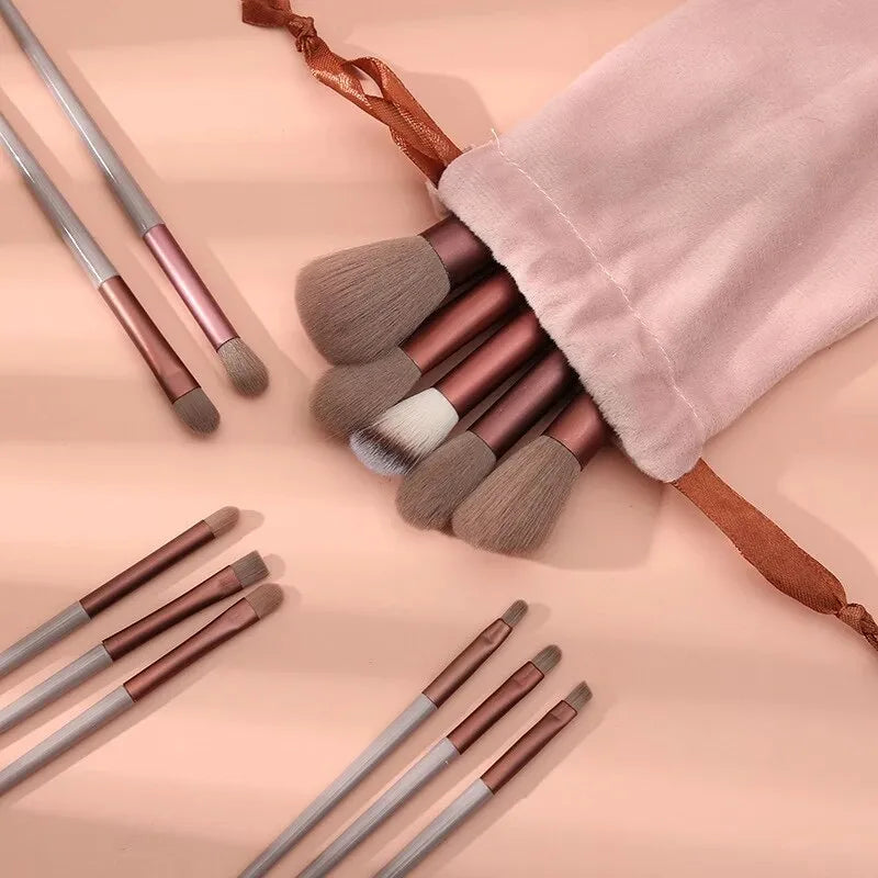 Pinceaux de maquillage rouge dans un sac doux