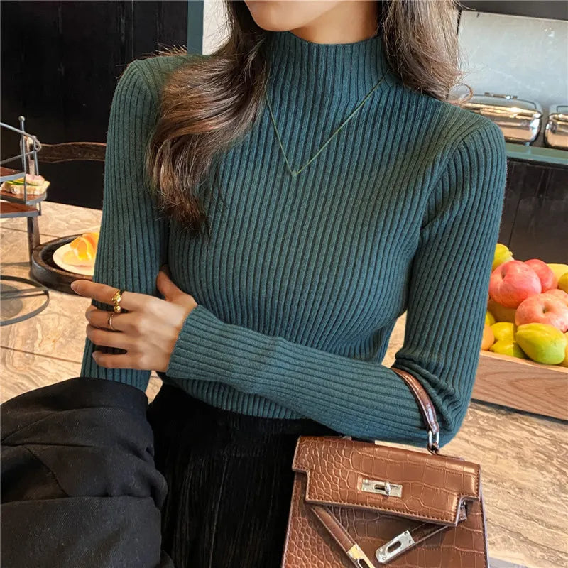 Femme portant pull col roulé vert