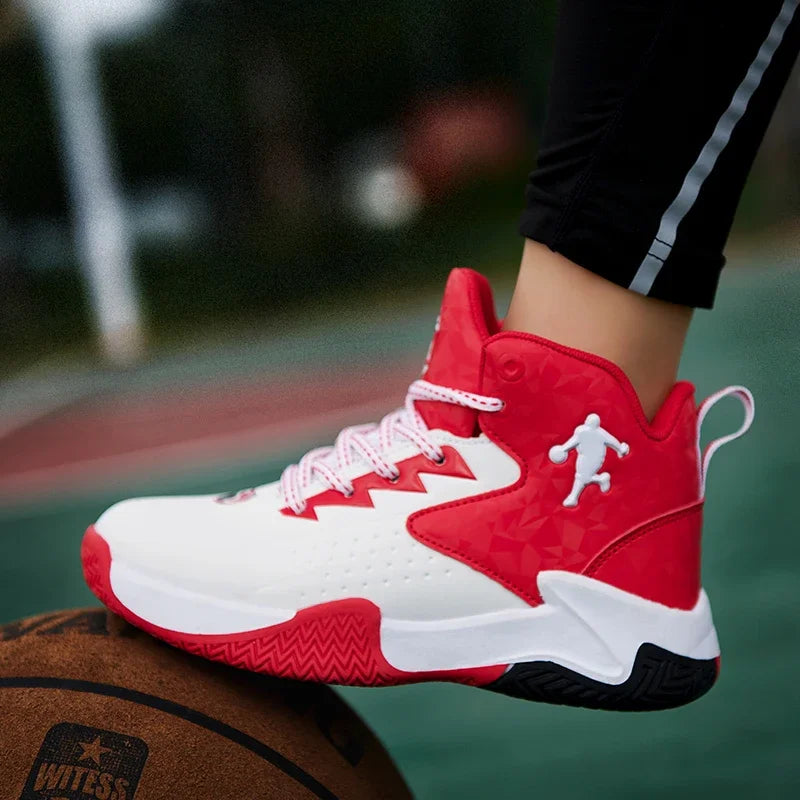 Enfant portant les chaussures basket-ball rouge et blanc