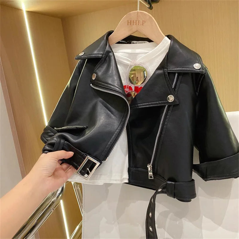 Veste en cuir noire suspendue sur un cintre