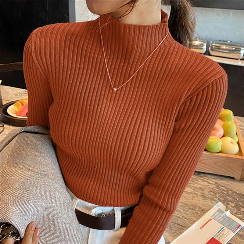 Femme portant un pull à col roulé orange