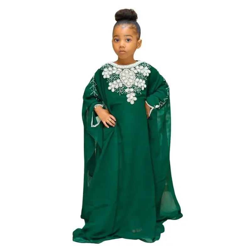 Fille portant la robe verte