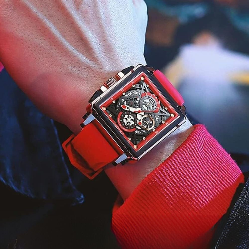 Homme portant la montre Flamme rouge