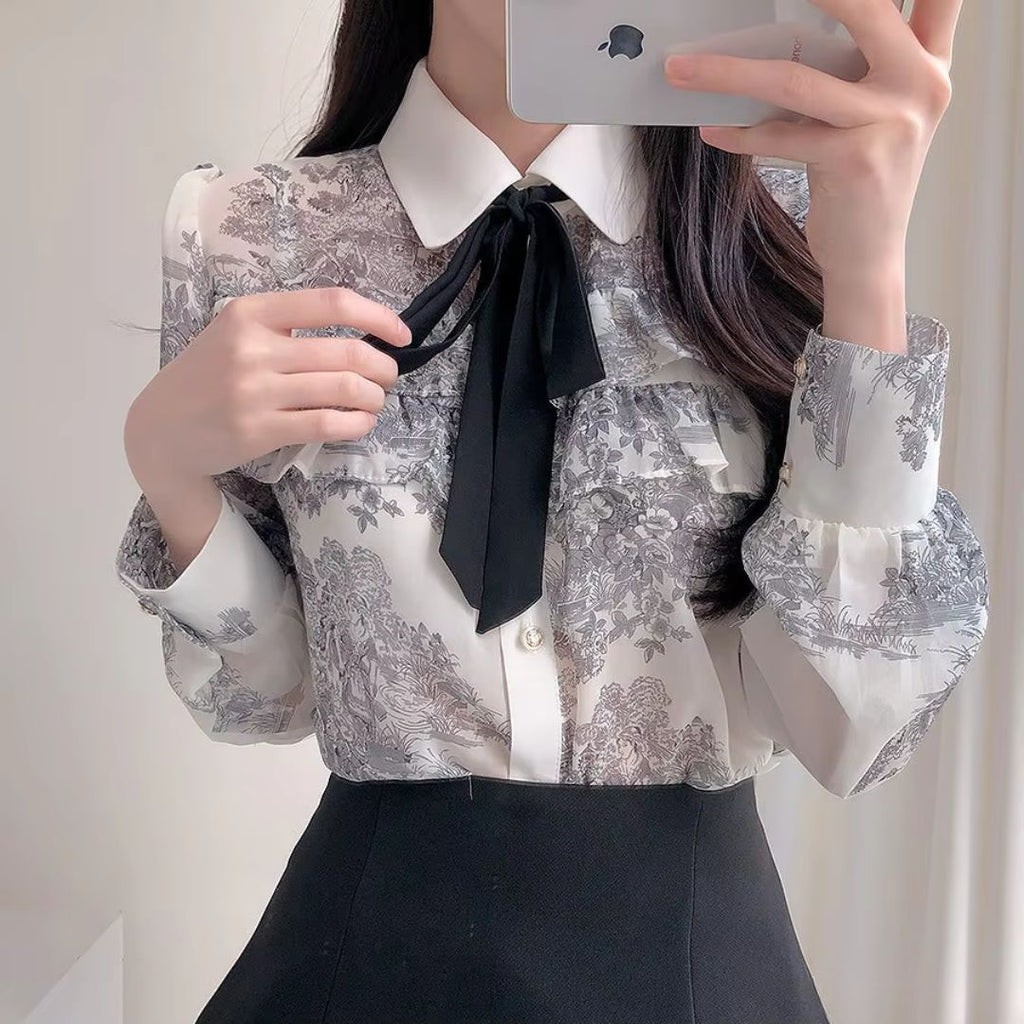 Femme portant un chemisier noir